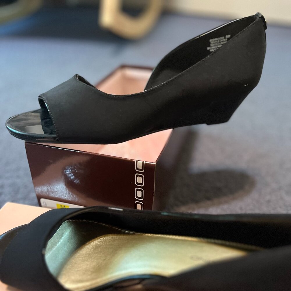 Never Worn Bandolino "Gracious" Black Dressy Shoes, Size 9, 1 1/2 inch heel